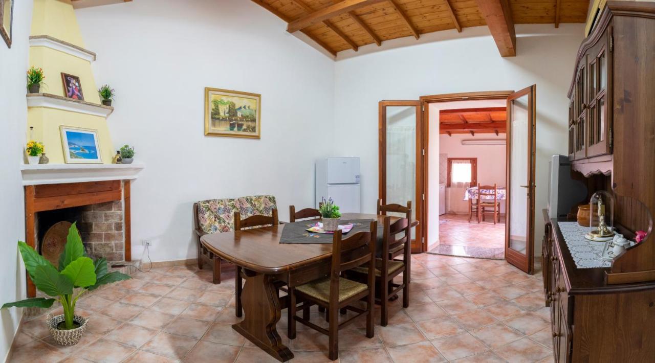 Bed and Breakfast Is Cuccus Masainas Esterno foto